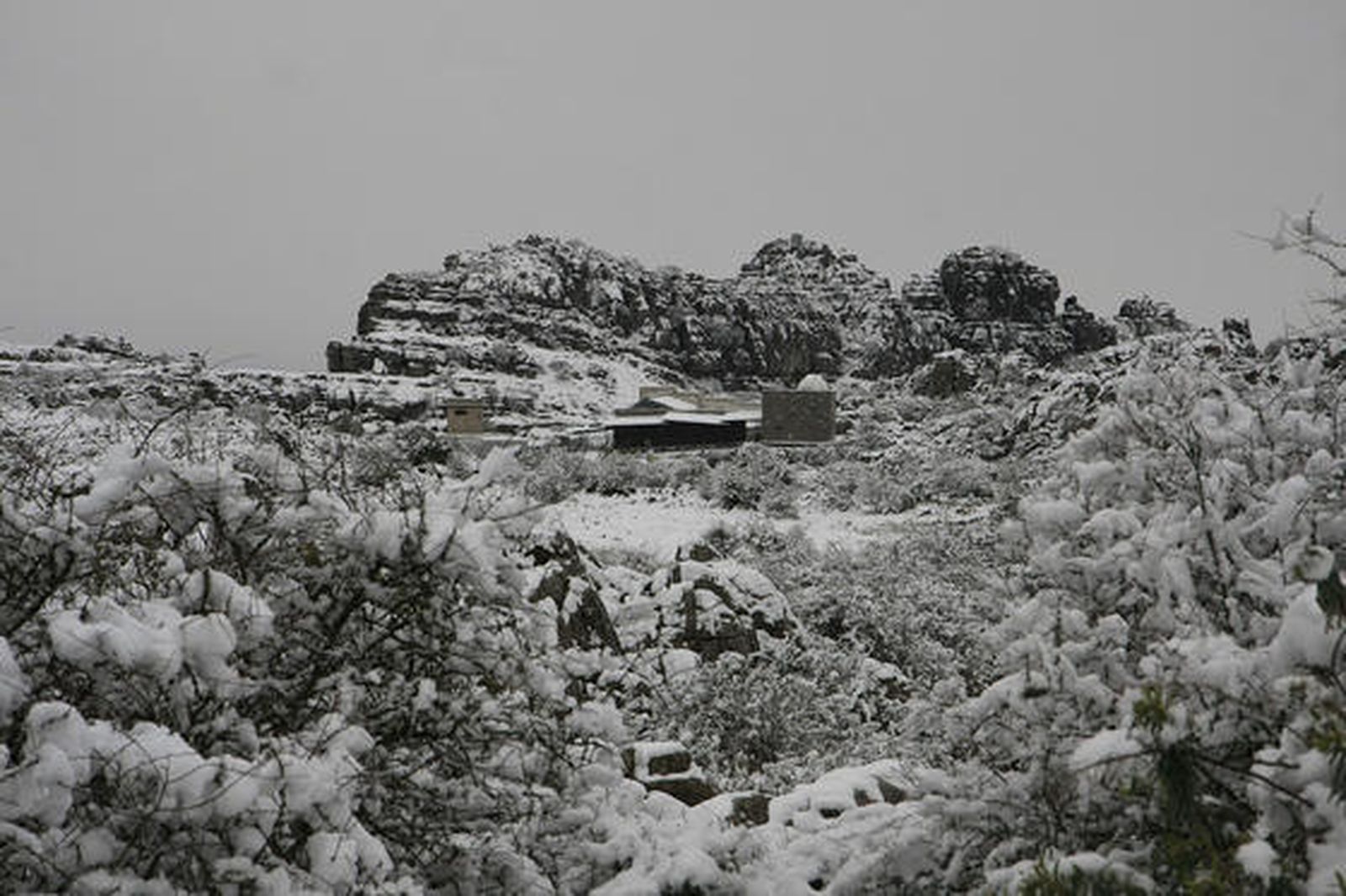 Imágenes del Torcal de Antequera, que presentaba un paisaje totalmente invernal. Los más pequeños disfrutaron de una jornada marcada por el descenso térmico.

Foto: Javier Flores