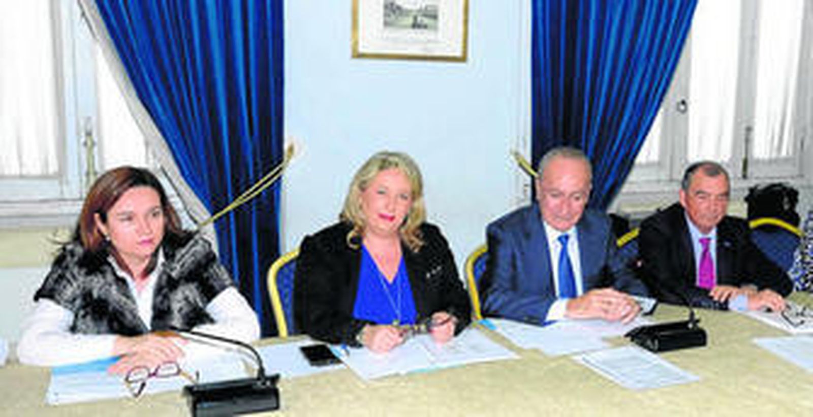 Fátima Salmón, en el centro de la imagen, junto al alcalde, en uno de sus últimos consejos de Onda Azul.