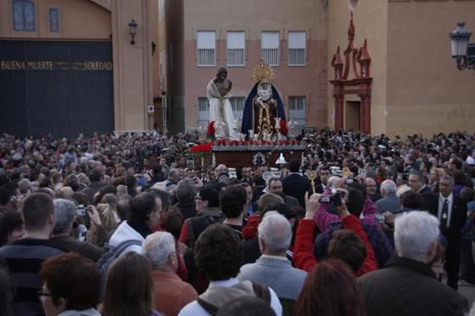 Los titulares de la cofradía de la Estrella al inicio de su traslado.