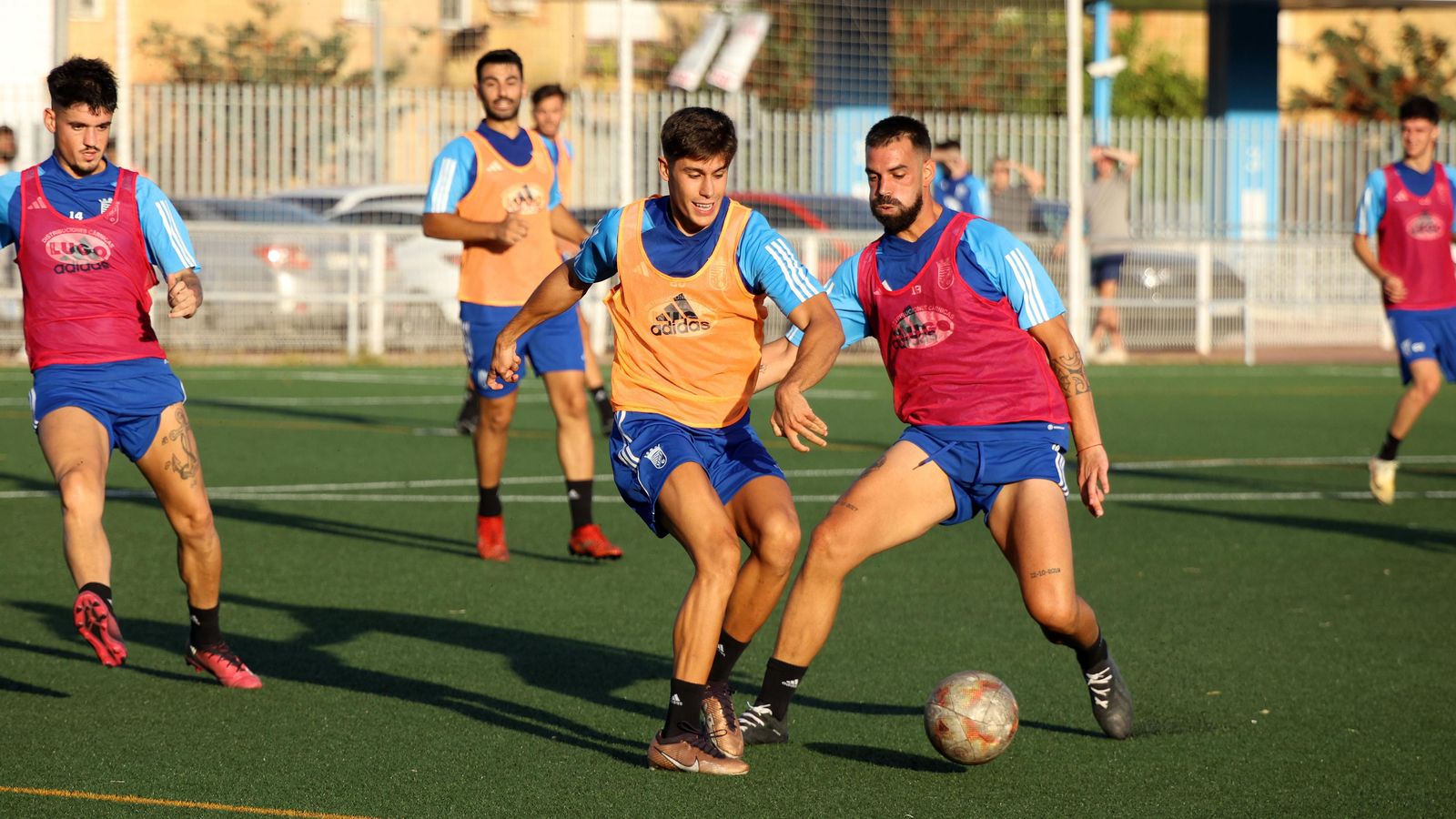 Juan Delgado, que pugna por un balón con De Rueda, sigue con problemas y será baja el domingo. Juan Delgado, que pugna por un balón con De Rueda, sigue con problemas y será baja el domingo.
