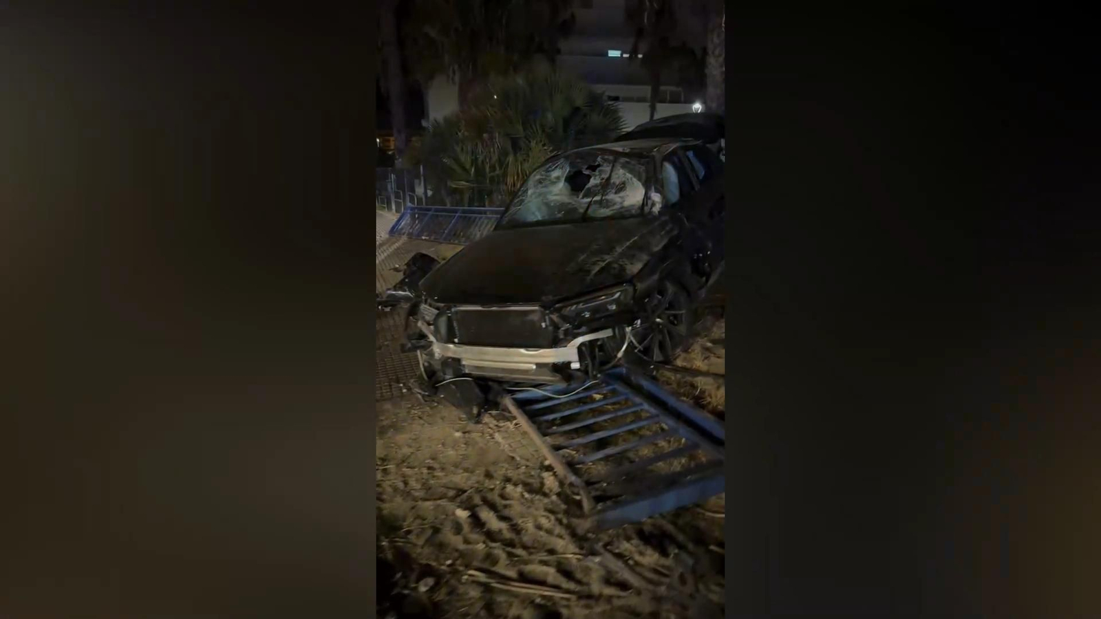 Un coche queda totalmente destrozado tras un accidente por exceso de velocidad en la entrada a Cádiz