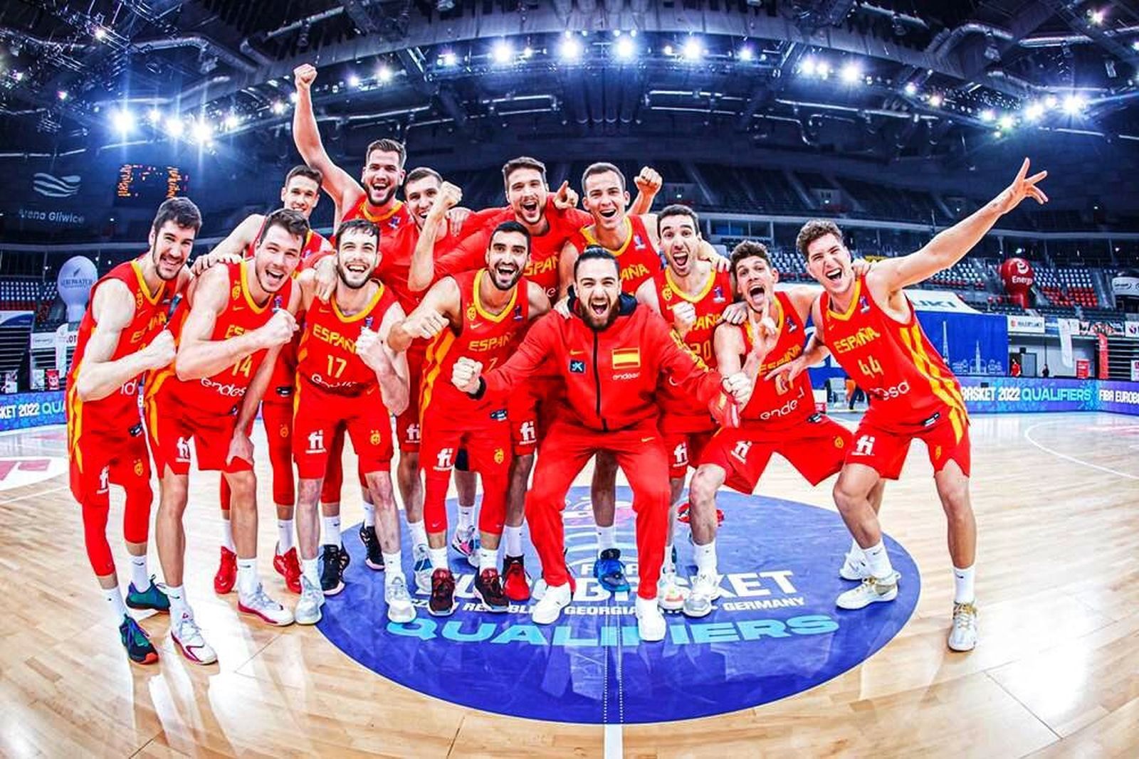 Los jugadores de España celebran la victoria ante Polonia.