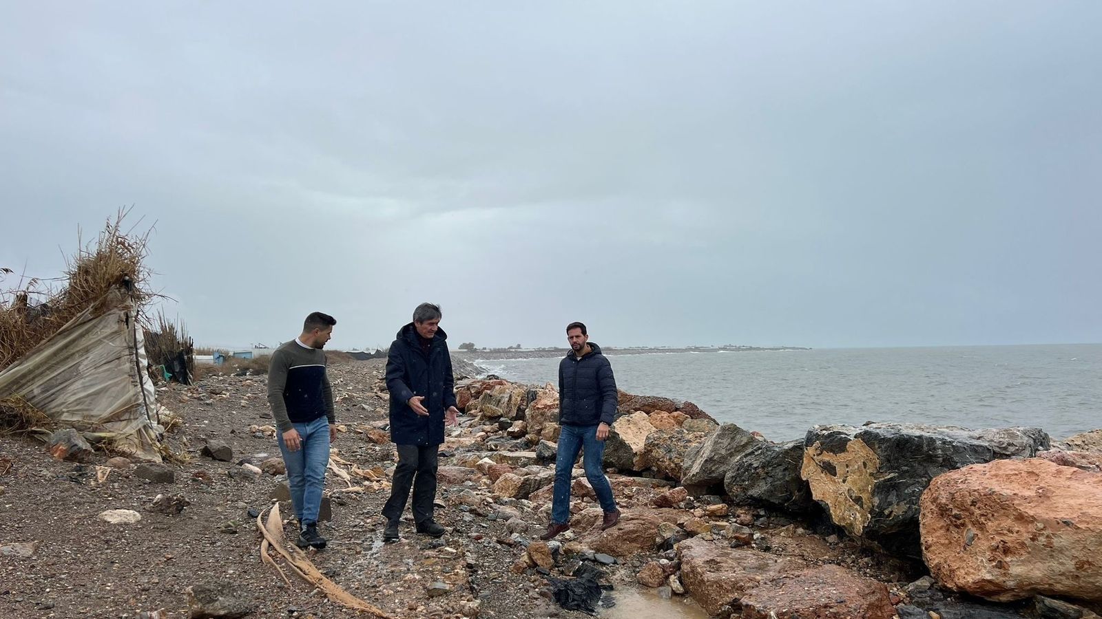 El alclade de Adra y dos concejales revisan los daños provocados por el temporal.