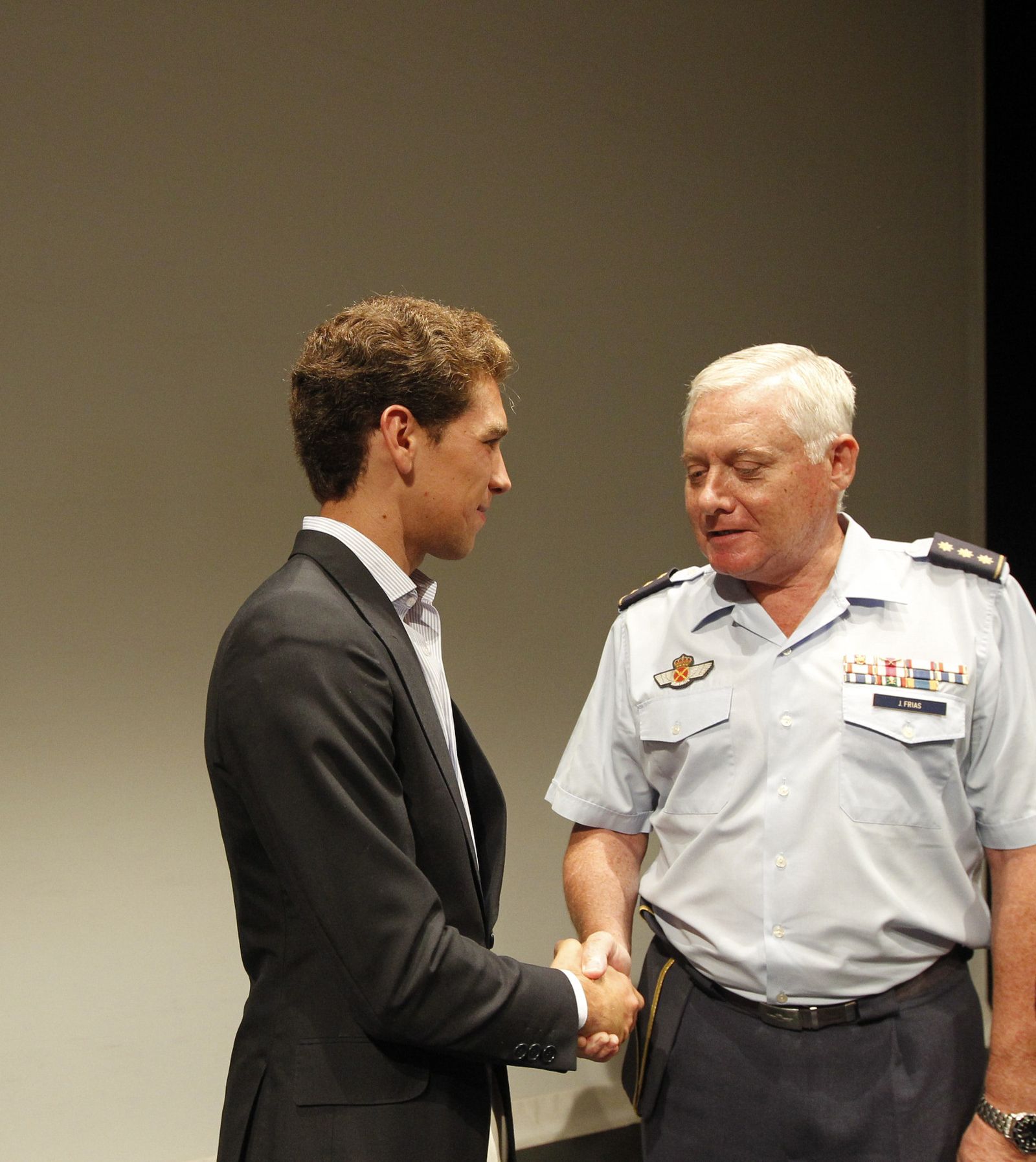 Fotogalería entrega capote de paseo al torero Ginés Marín. Feria de Almería 2019