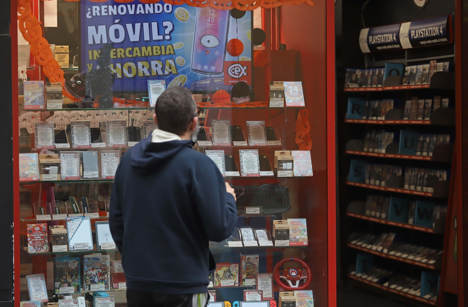 Escaparate de una tienda de artículos de electrónica en Algeciras .