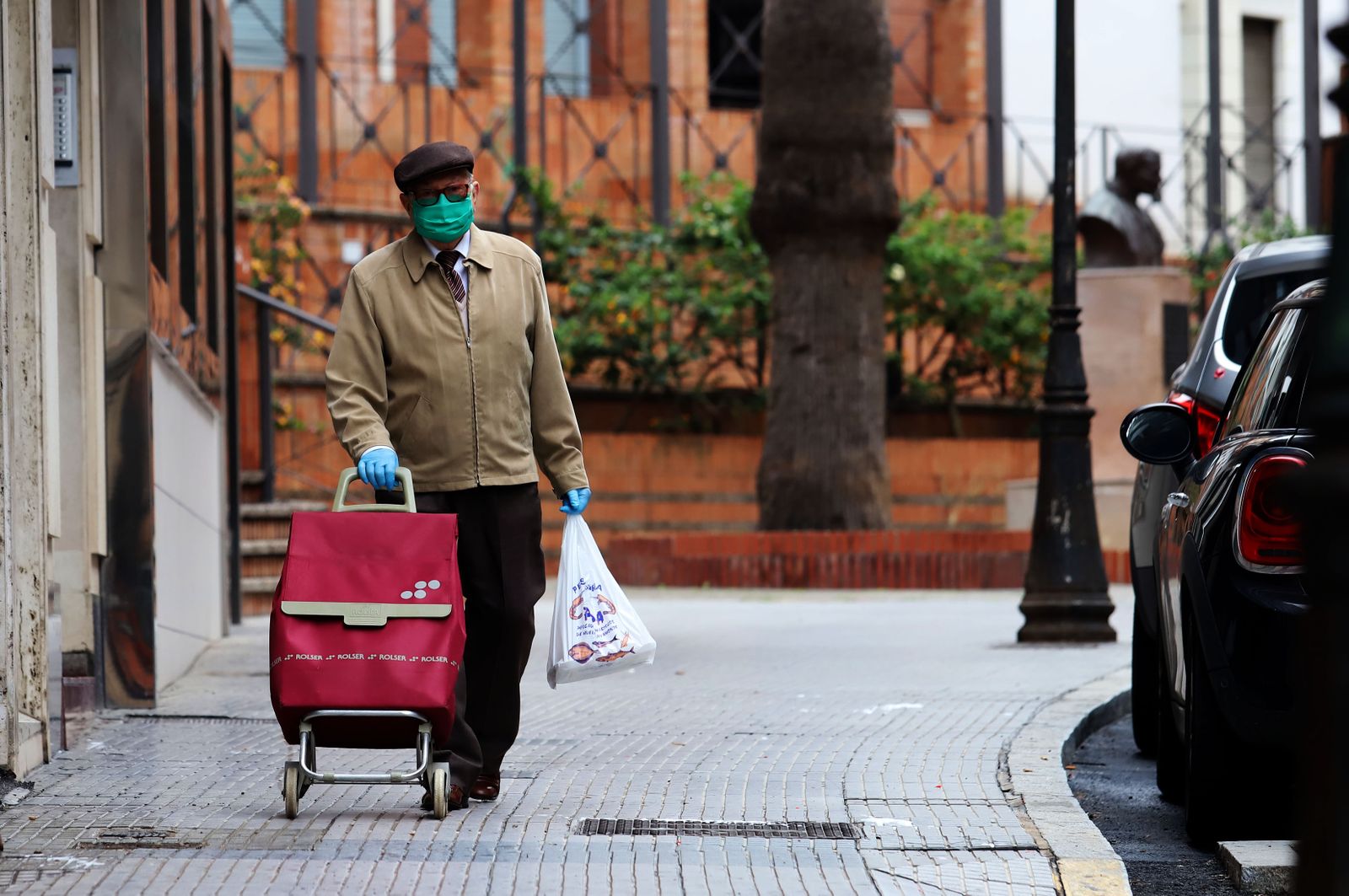 Imágenes de la actividad en las pequeñas tiendas de alimentación, fruterías y pescaderías
