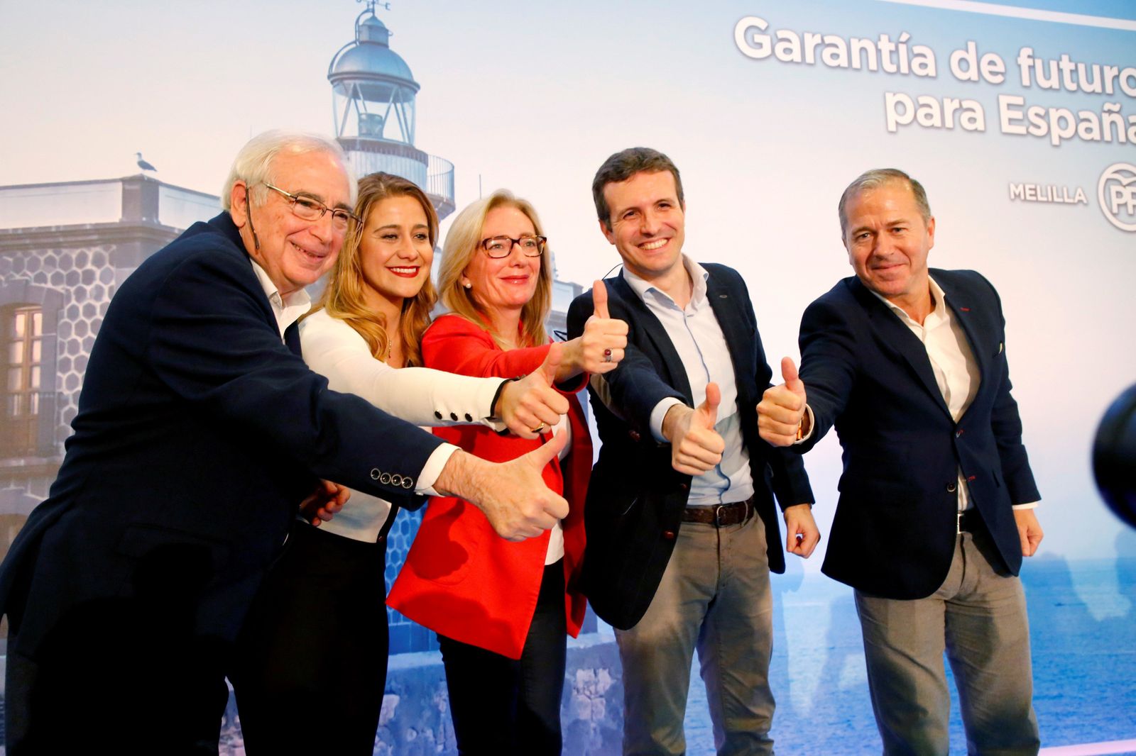 Pablo Casado, junto a otros asistentes a un acto en Melilla con afiliados y simpatizantes del PP..