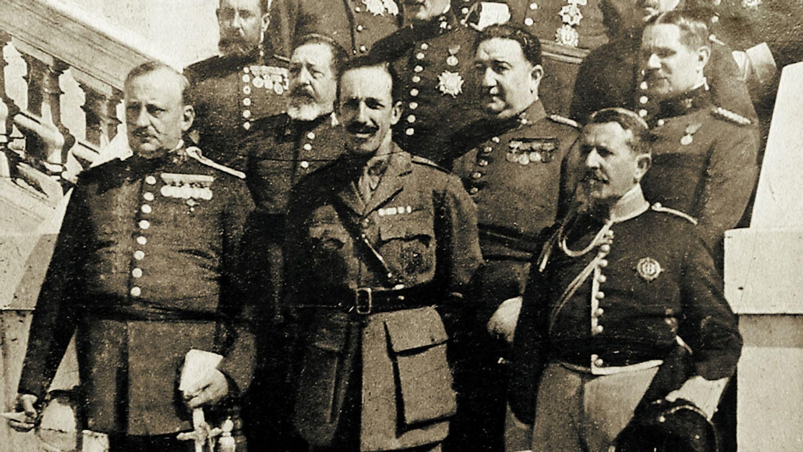 El Directorio Militar que preside Primo de Rivera (abajo a la izquierda), con S,M. el Rey Alfonso XIII. (1923).