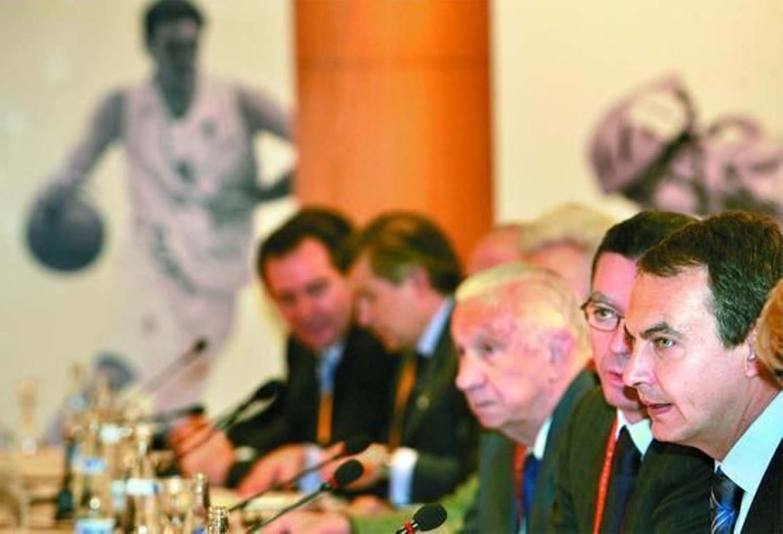 Zapatero escucha a Ruiz Gallardón en presencia de Samaranch durante la reunión con la Comisión de Evaluación del Comité Olímpico Internacional.

Foto: Pierre-Philippe Marcou / AFP