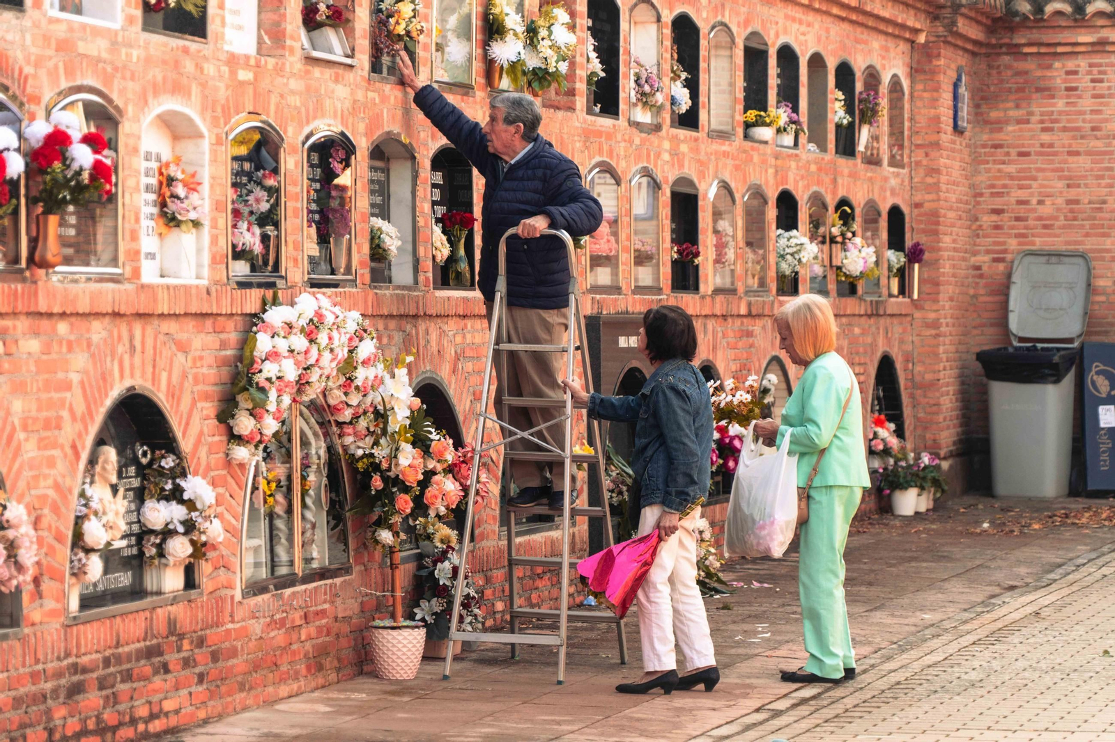 Las imágenes del Día de los Santos en el cementerio de Granada