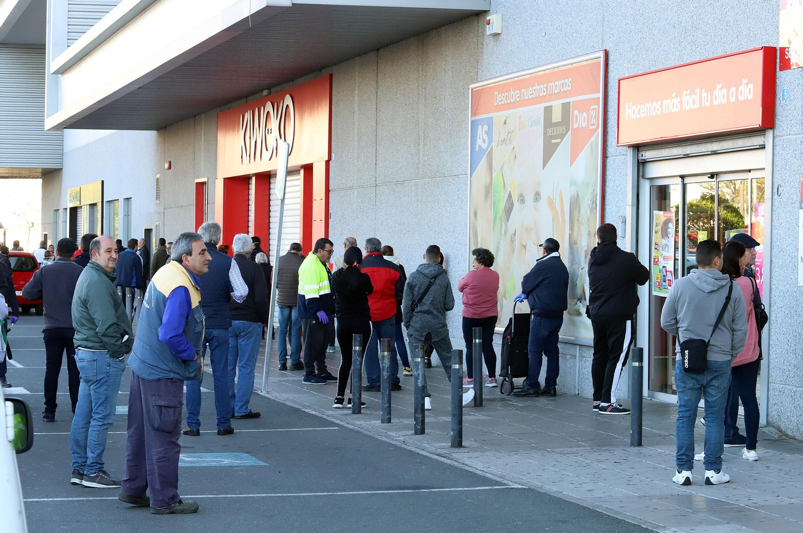 Imágenes de la situación y organización en los supermercados de Huelva