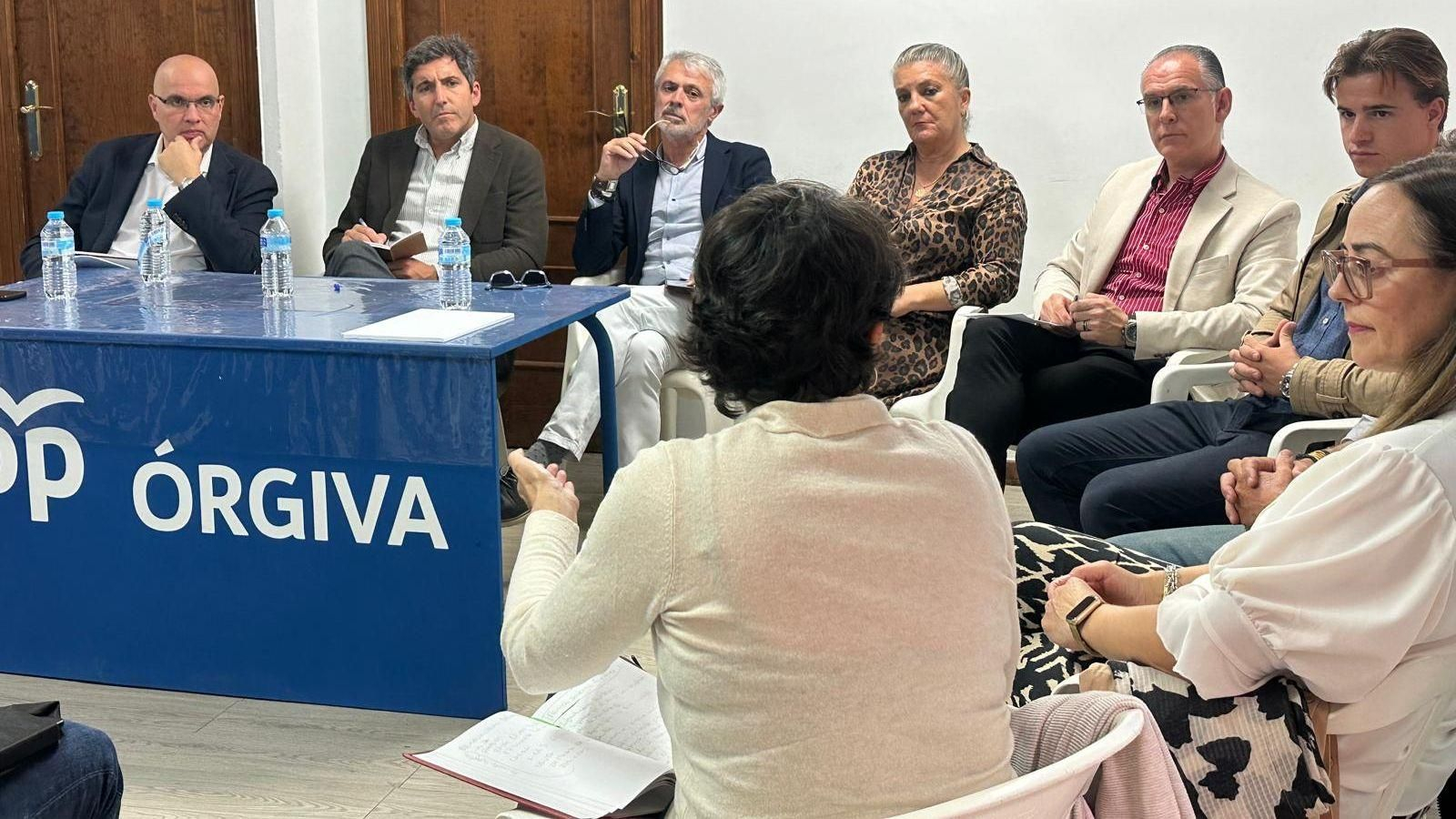 El vicesecretario de Estudios y Programas, Gonzalo Mochón, mantiene un encuentro en Órgiva con el presidente de la Asociación de Turismo de la Alpujarra, Manuel Álvarez, y miembros de la Asociación de Turismo Activo del Valle de Lecrín