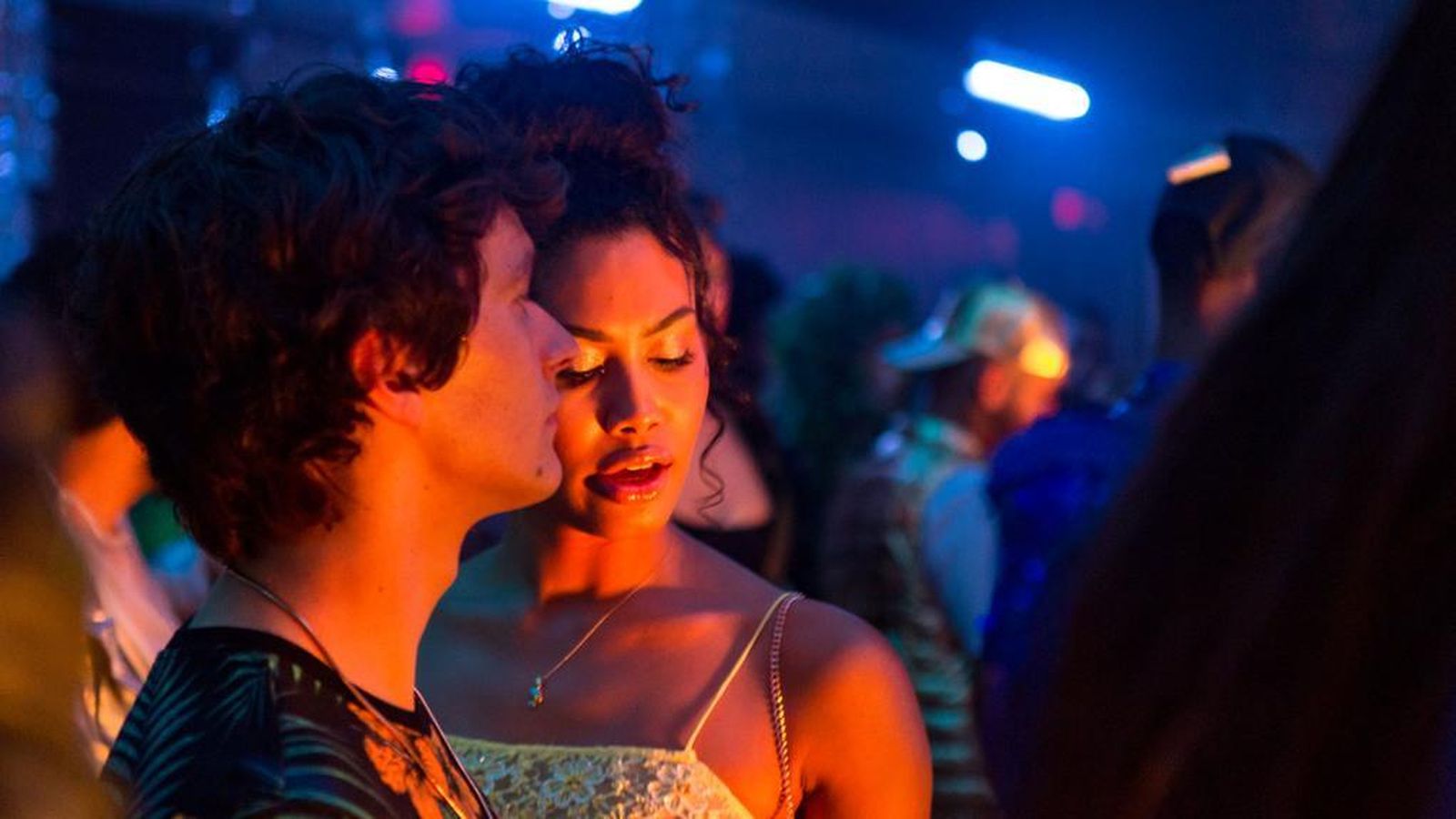 Fionn Whitehead y Leyna Bloom en una imagen de 'Port Authority'.