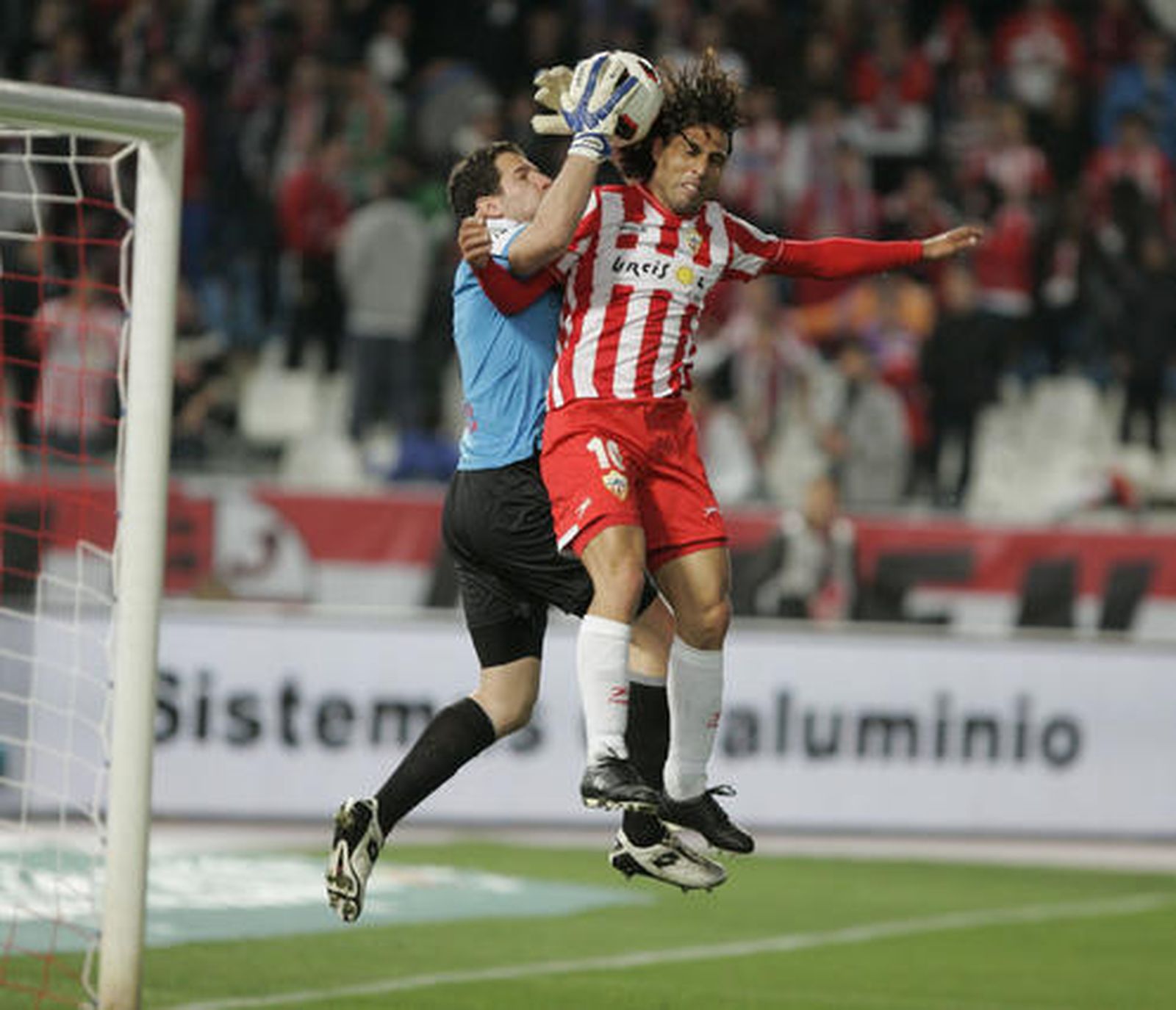 El Almería no pasa del empate en casa ante el Racing de Satander (1-1). / Javier Alonso