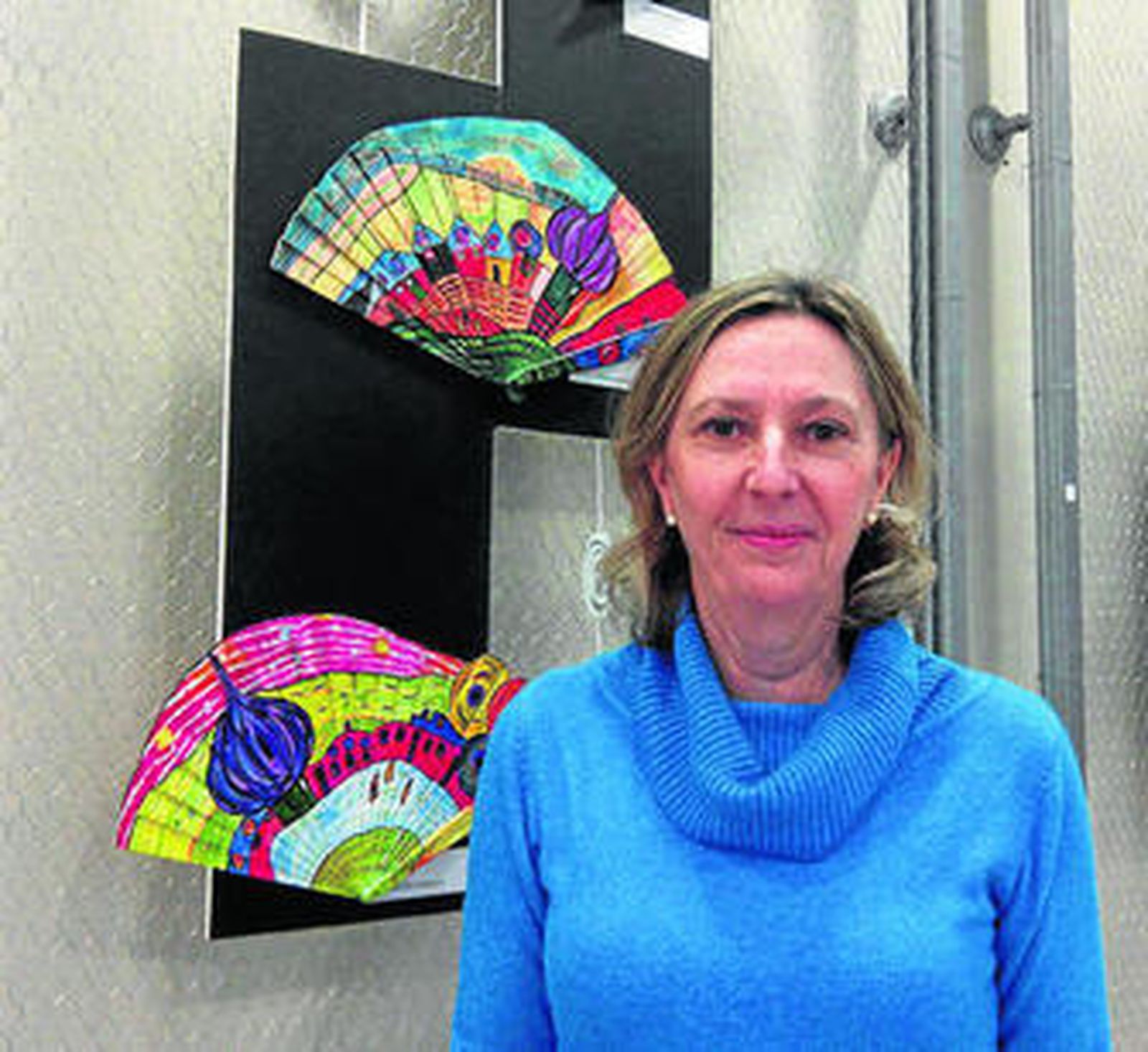 María Fernanda Monguió, junto a algunos de sus abanicos.