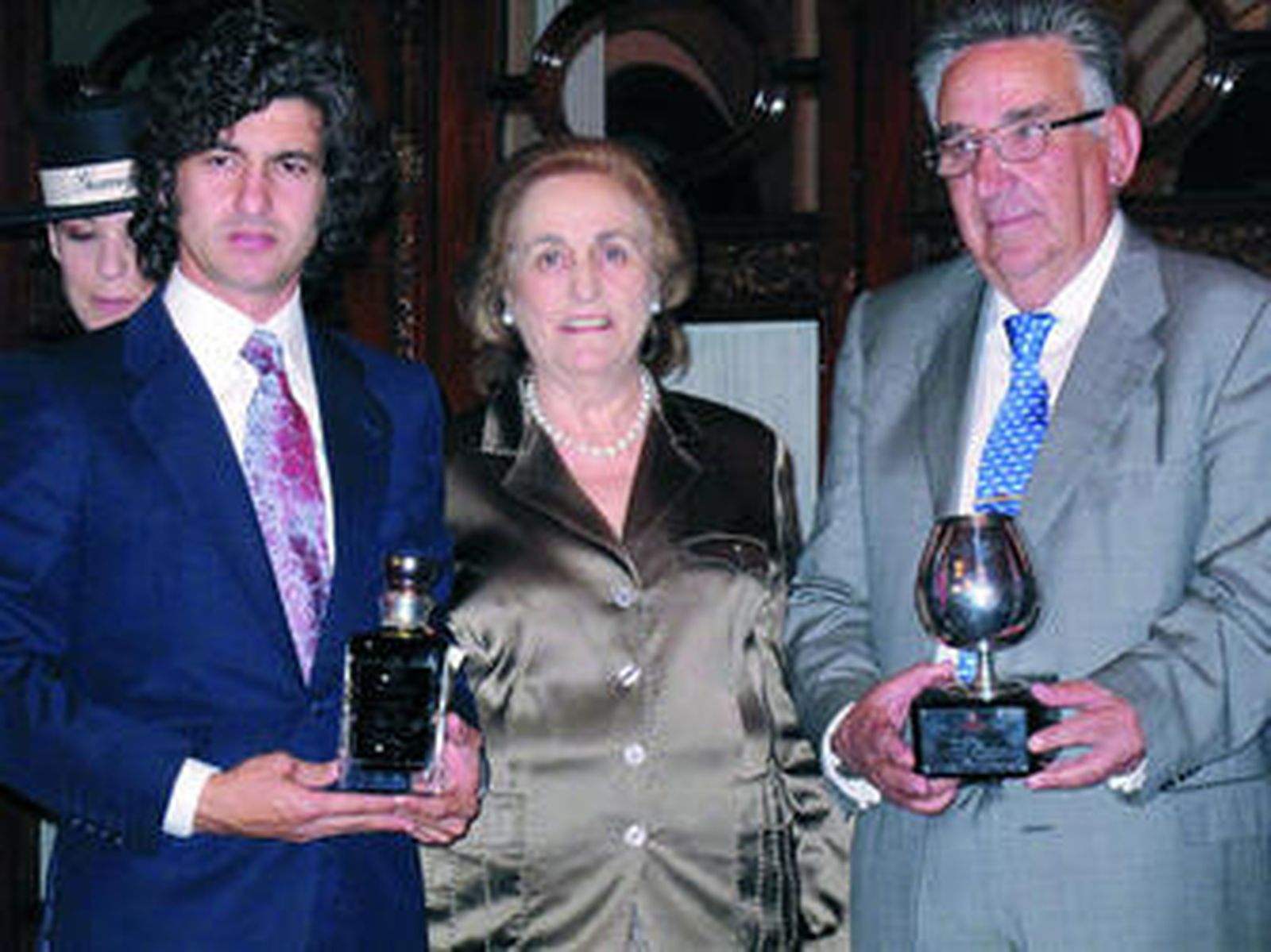 Ignacio J. Muñoz, director de marketing de Nueva Rumasa; Macarena Bazán, directora de Espectáculos Públicos de la Junta, y el periodista Antonio Burgos.