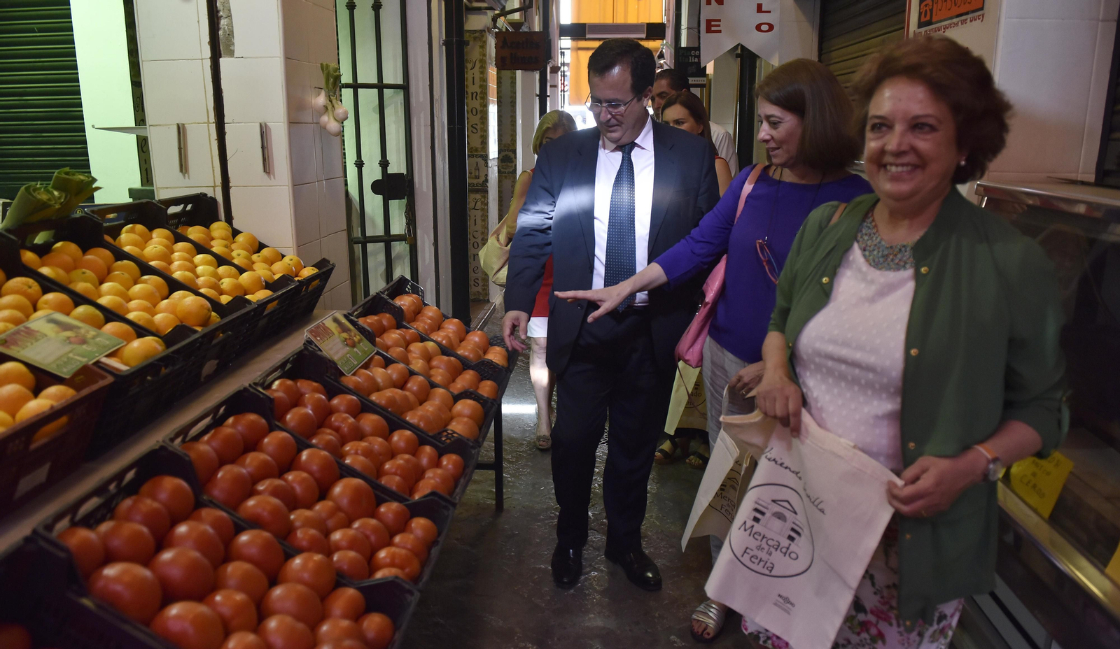 Castreño y Cabrera visitan la plaza de abastos de la calle Feria.