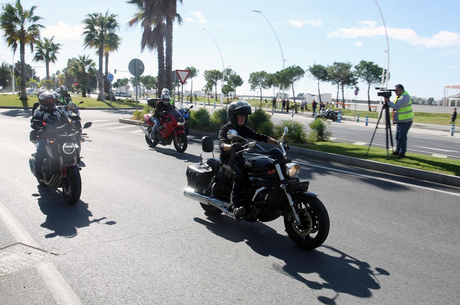 Imágenes de la concentración motera en memoria de Hugo Millán por las calles de Huelva