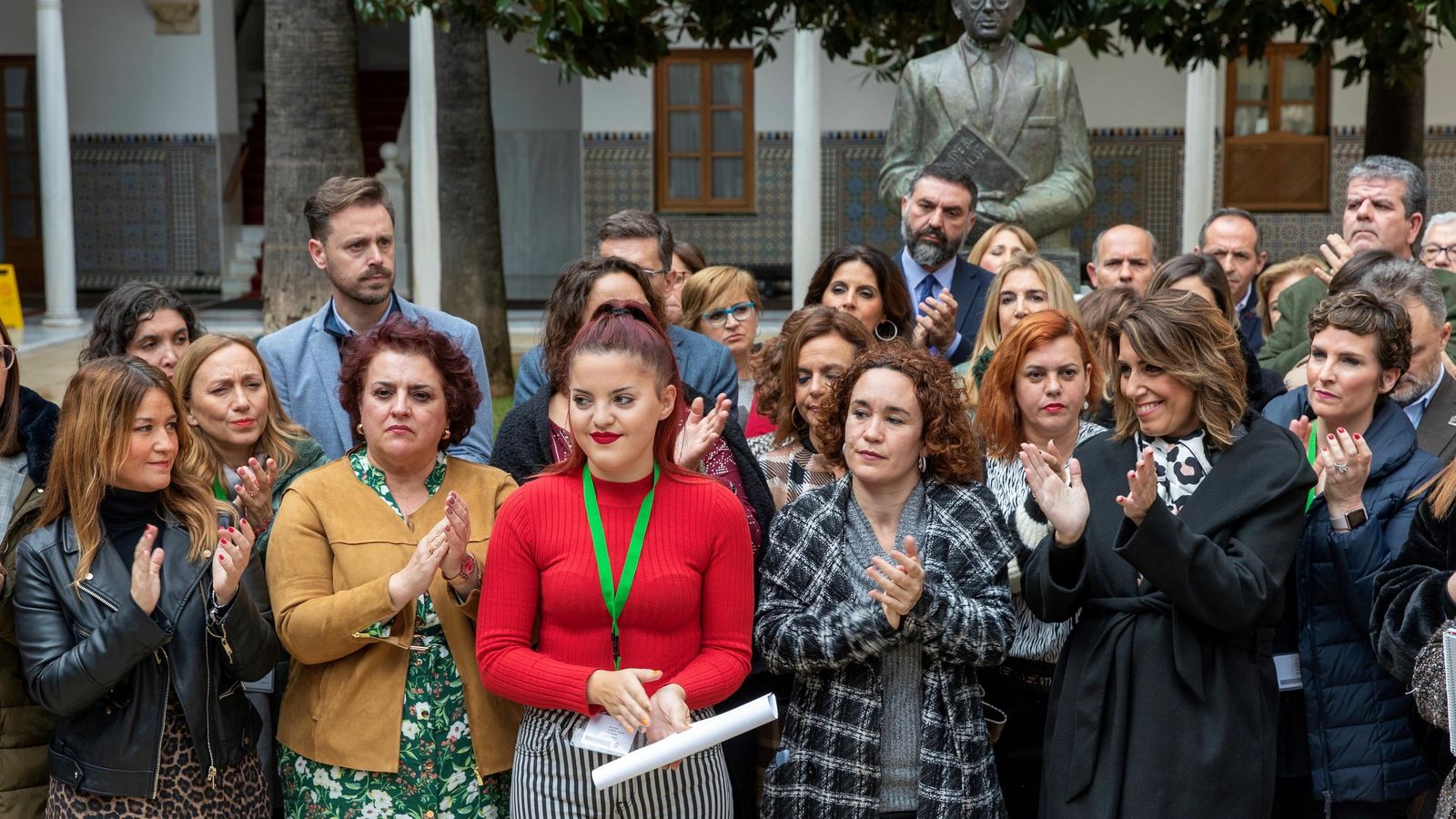 Representantes del PSOE-A y Adelante Andalucía, con distintas asociaciones de mujeres y frente al busto de Blas Infante, aplauden tras leer un manifiesto que condena la violencia machista.(8424)