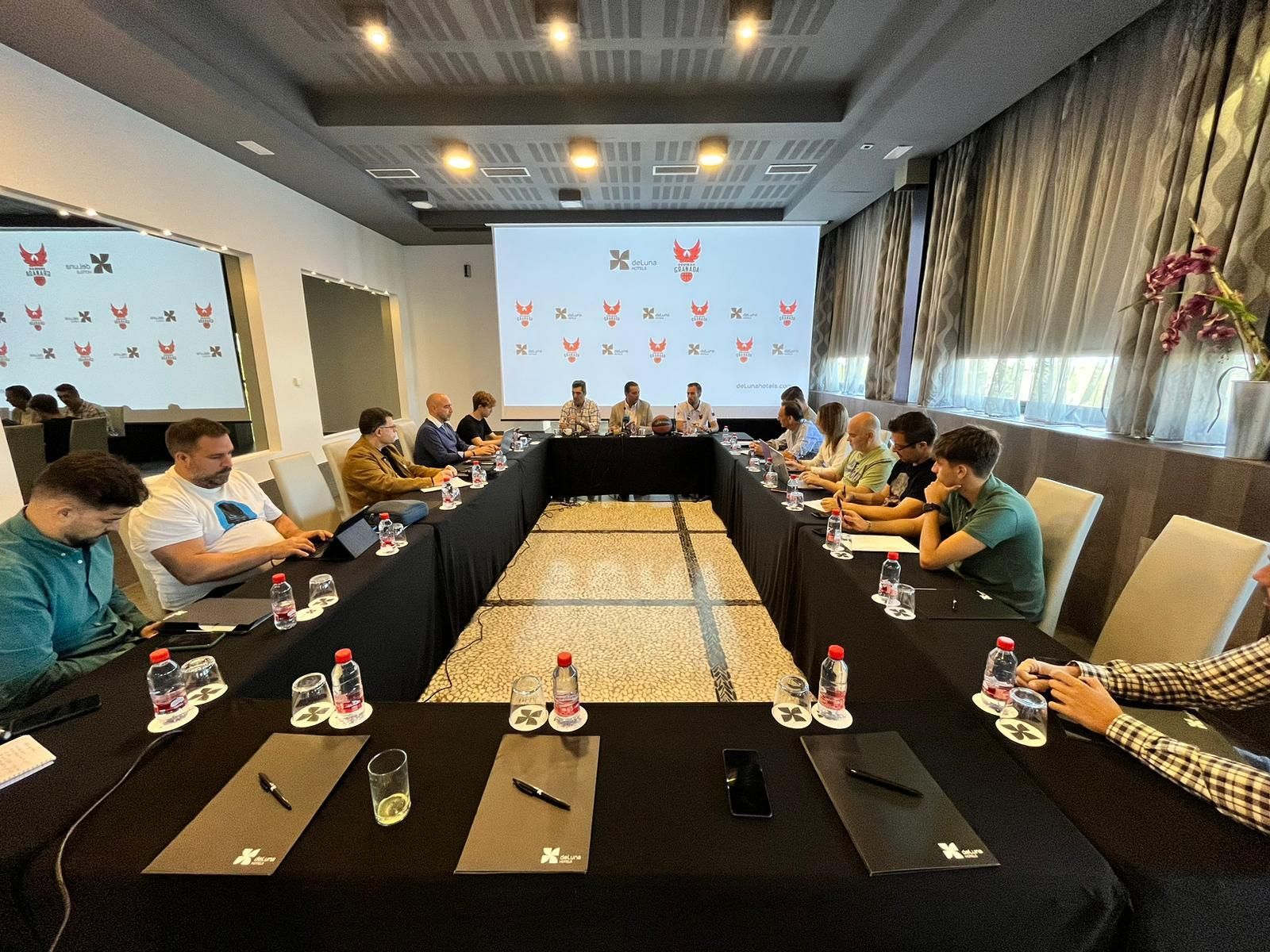 Pin, al fondo, este martes en el Hotel Luna de Granada