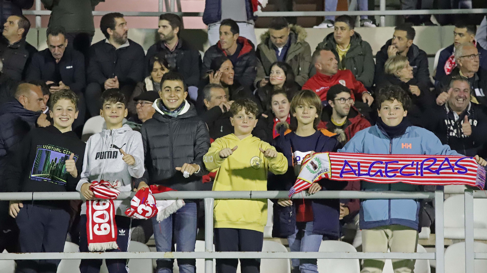 Fotos de la afición durante el Clásico en el Nuevo Mirador