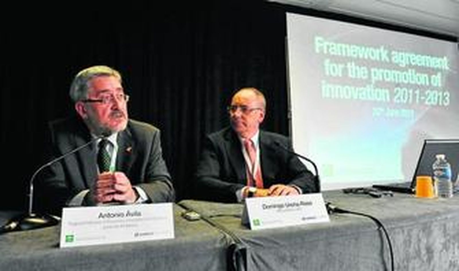 El consejero Antonio Ávila, junto al presidente de Airbus Military, Domingo Ureña, ayer en París.