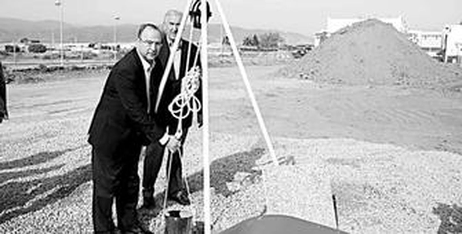 El alcalde de Almería y el consejero delegado de Almería XXI colocaron la primera piedra de la promoción.