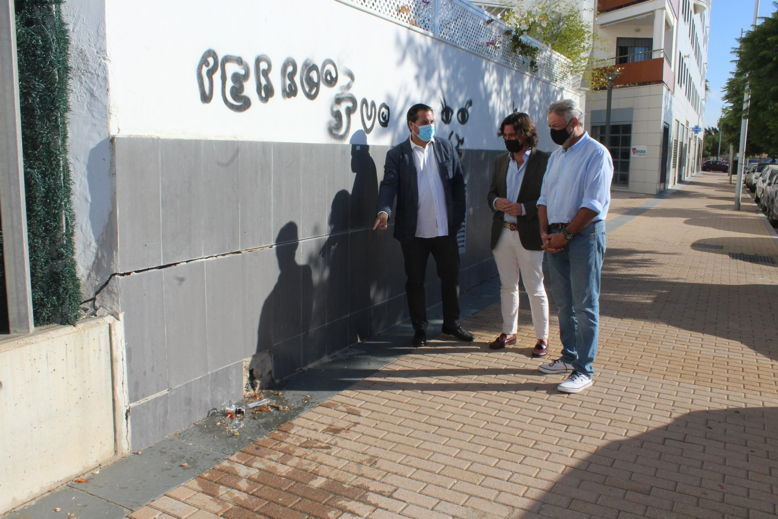 Los concejales del PP en una calle de Pescadería.
