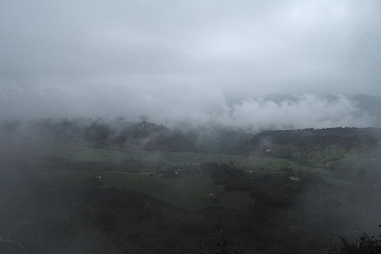 La lluvia y la niebla transforman Ronda, en fotos