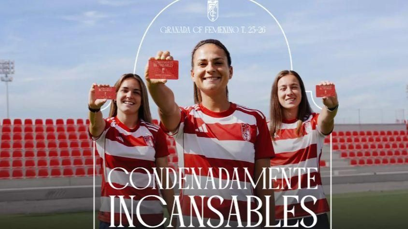 Laura Pérez, Sonya Keefe y Ari Mingueza posan con el carnet de abonados