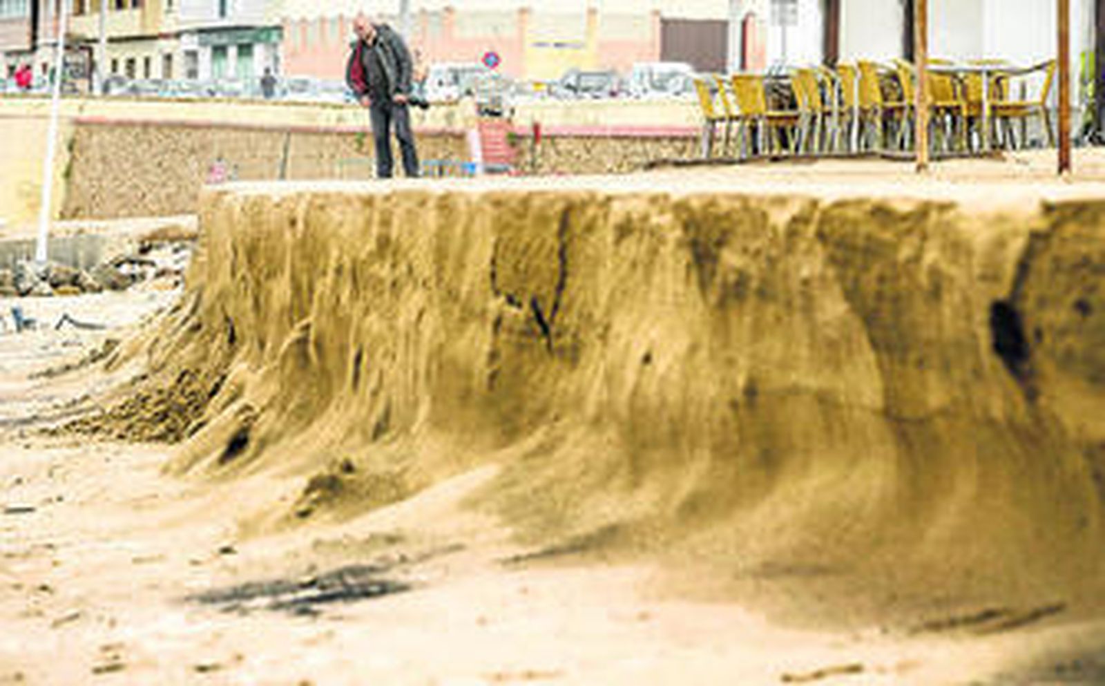 La acción del oleaje ha provocado que el escalón de arena en la playa de la Victoria se haya retrasado unos metros.