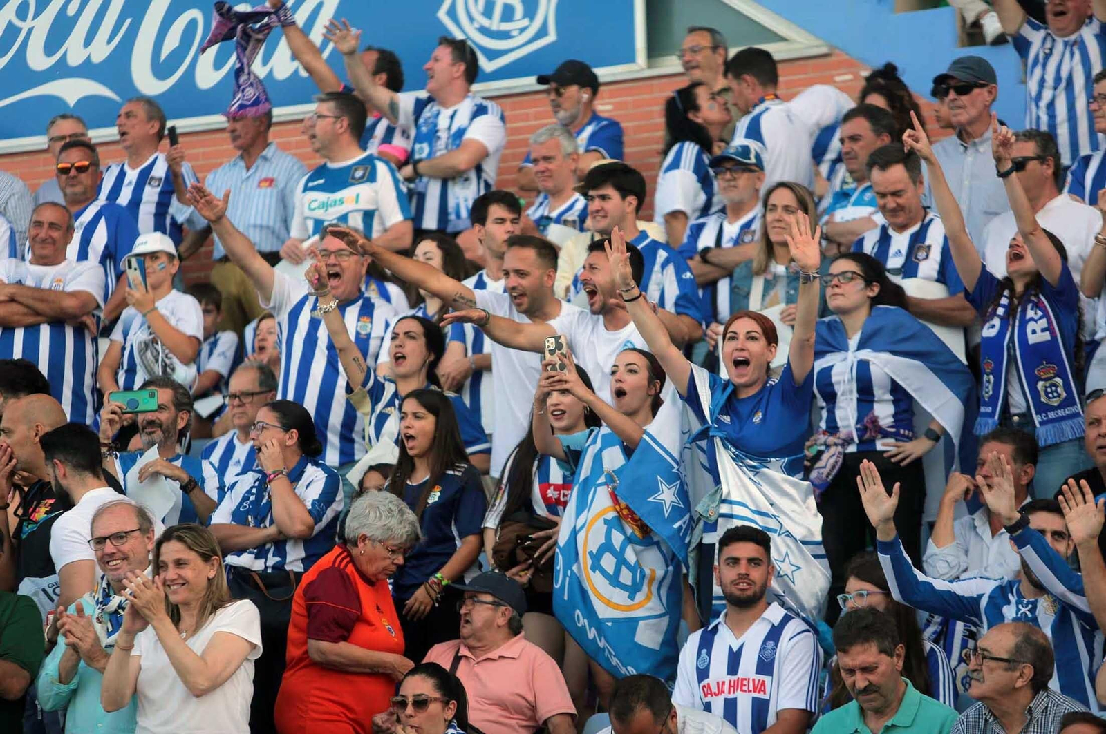 Imágenes del gran ambiente en el Nuevo Colombino en el ascenso del Recre