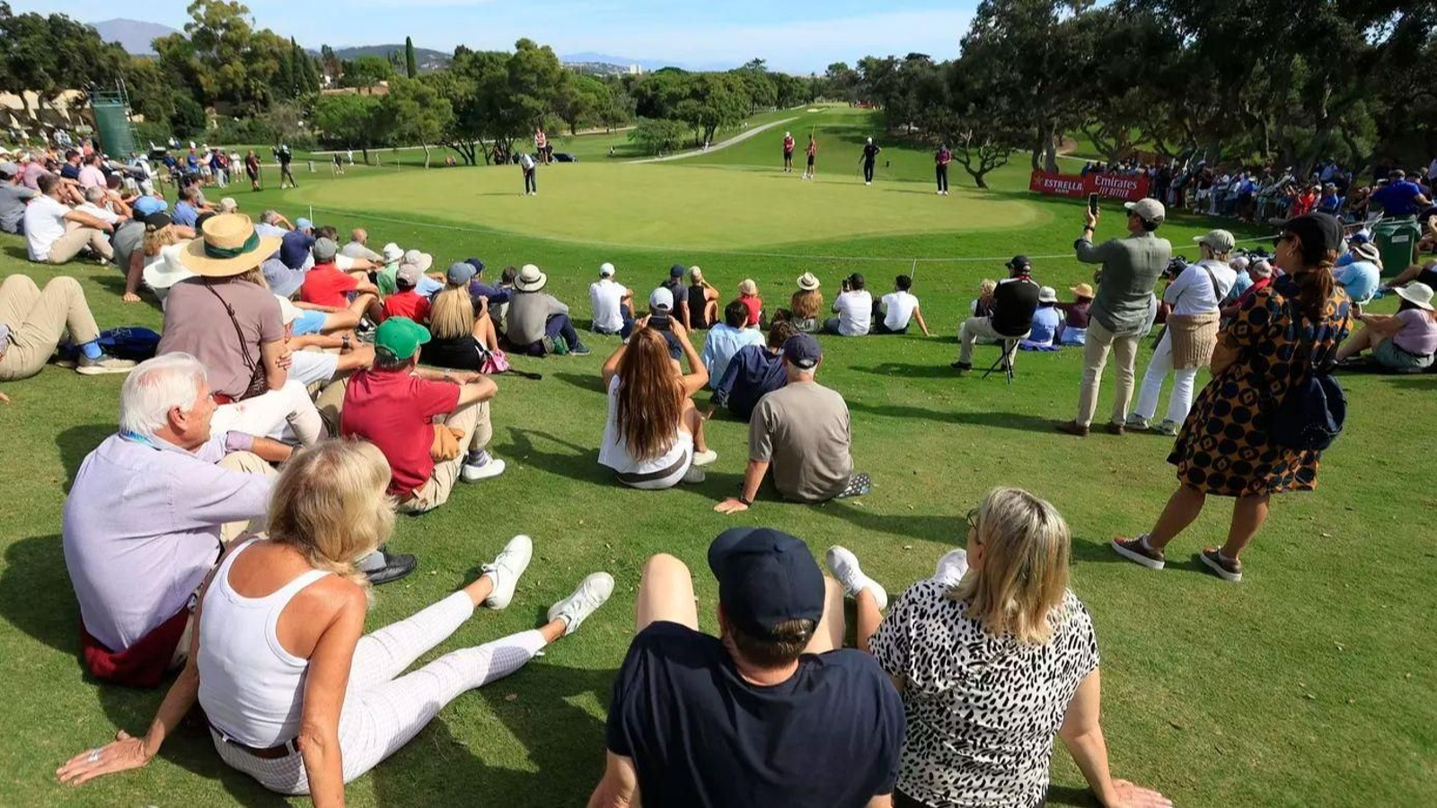 Público alrededor de un hoyo del Real Club de Golf Sotogrande en la última edición del Andalucía Masters.