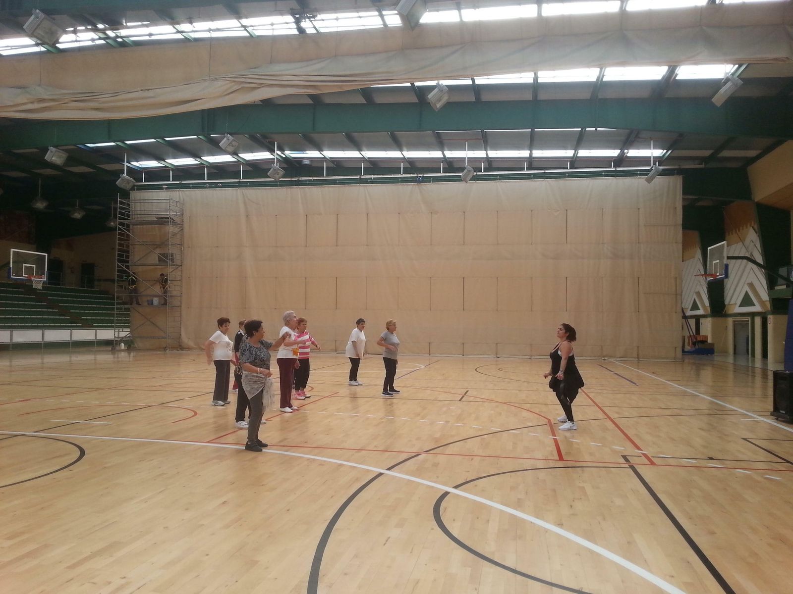 Clases de mantenimiento en el pabellón del Parque.