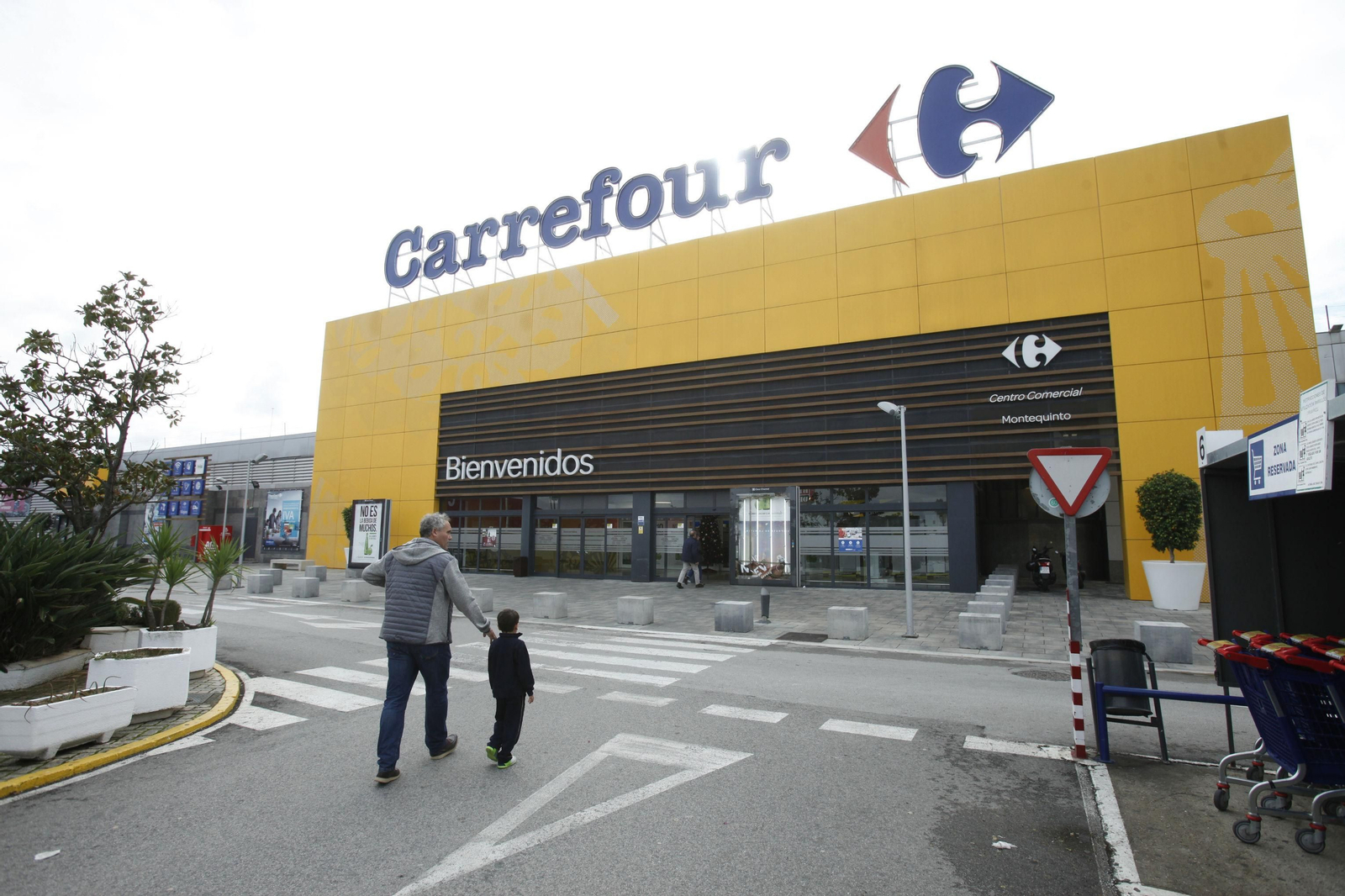 El supermercado de Carrefour  en Montequinto (Dos Hermanas), como todos los de la cadena, recibe los productos que se preparan en el Centro Logístico de La Isla.