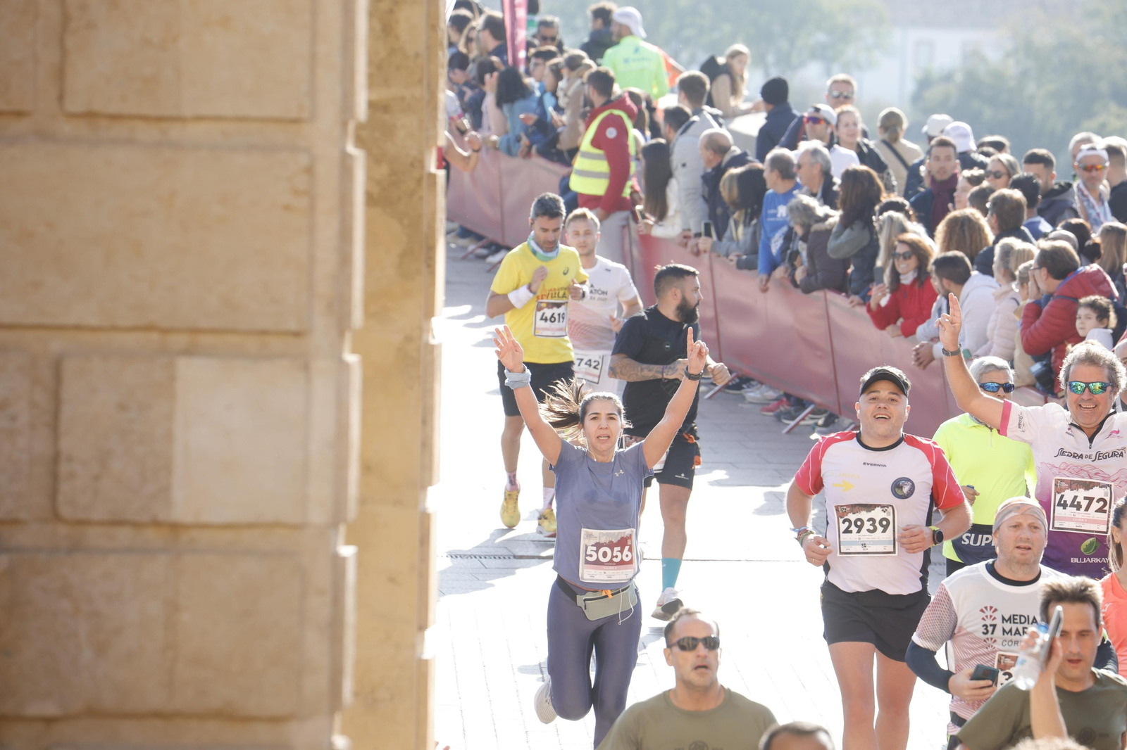 Media Maratón de Córdoba 2023: La gloria de cruzar la Puerta del Puente, en imágenes
