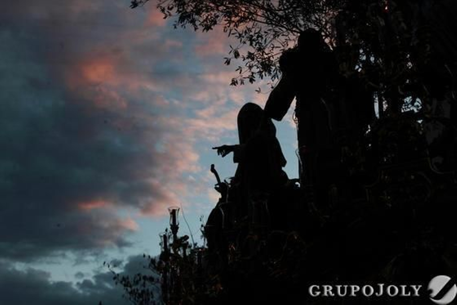 Bonito contraluz del misterio de La Clemencia ayer por la tarde mientras avanzaba por la plaza Aladro.

Foto: Jose Contreras