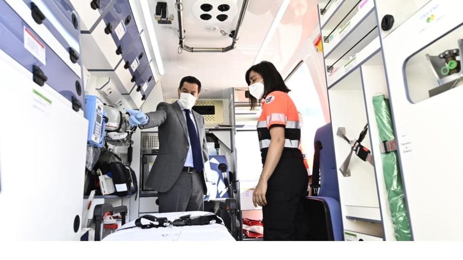 Juanma Moreno supervisa las ambulancias.