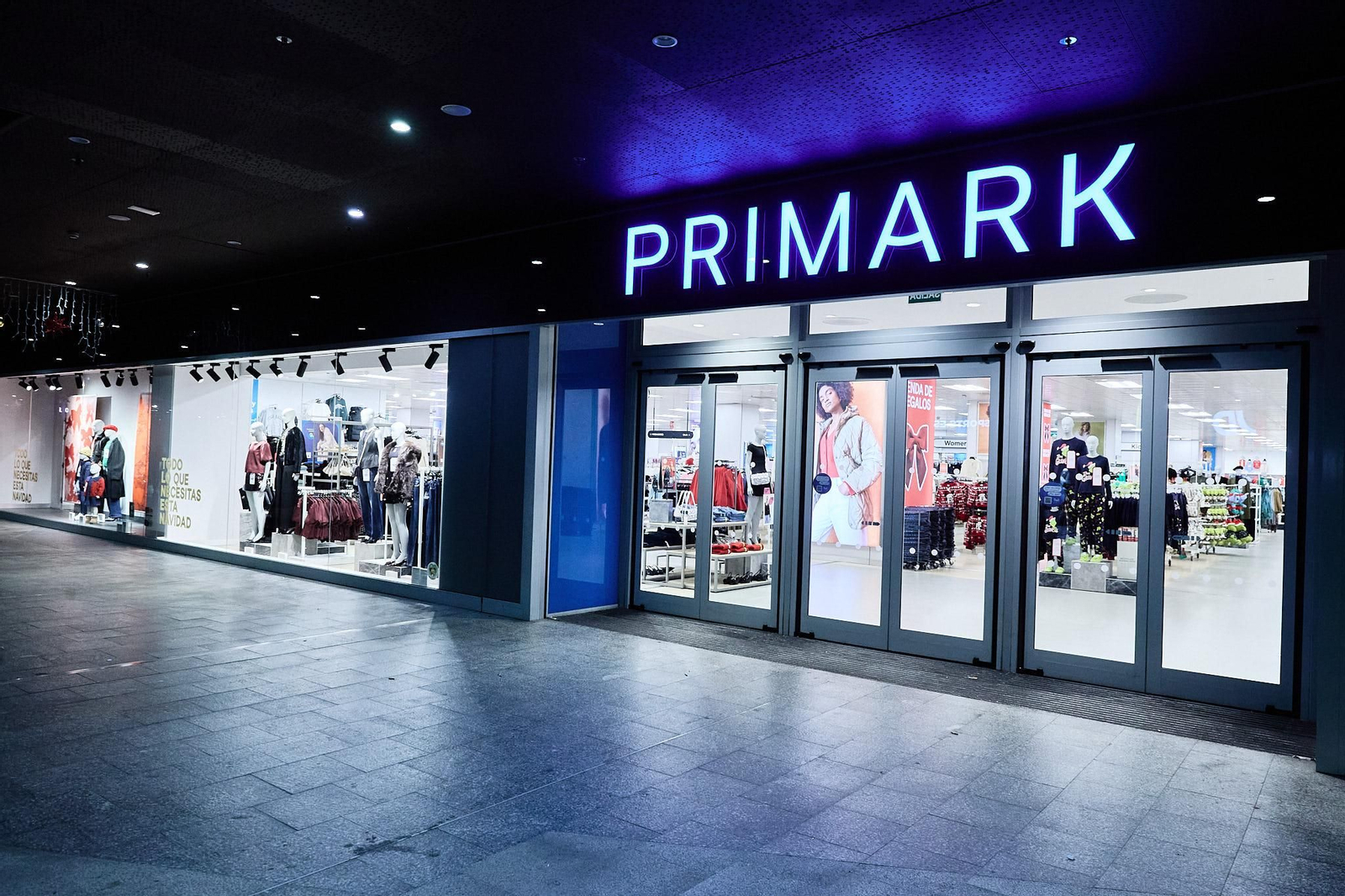 Exterior de Primark en el Centro Comercial Holea.