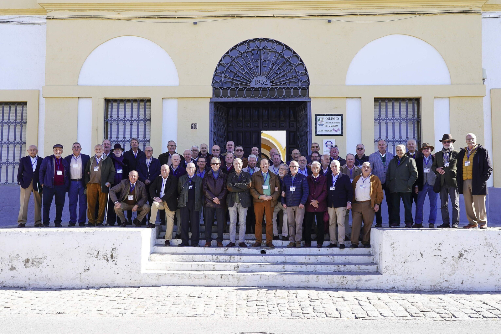 El grupo de antiguos alumnos del colegio Nuestra Señora de los Reyes Hermanos Maristas de Bonanza, en Sanlúcar de Barrameda, tras finalizar la visita al colegio, siendo recibidos por su director y algunos hermanos Maristas.