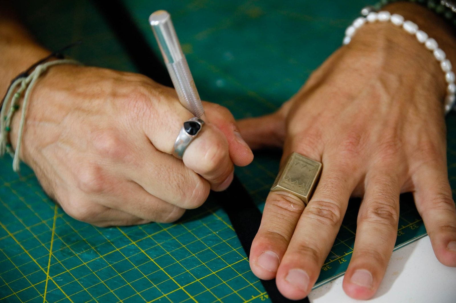 Imágenes del proceso creativo en sombreros de Alejandro Mateo