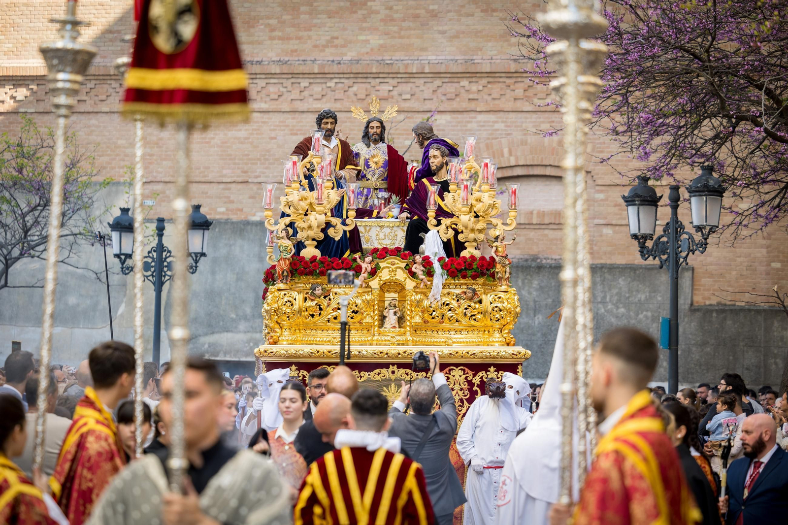 Imágenes de la salida de la Sagrada Cena en la Semana Santa de Cádiz 2025