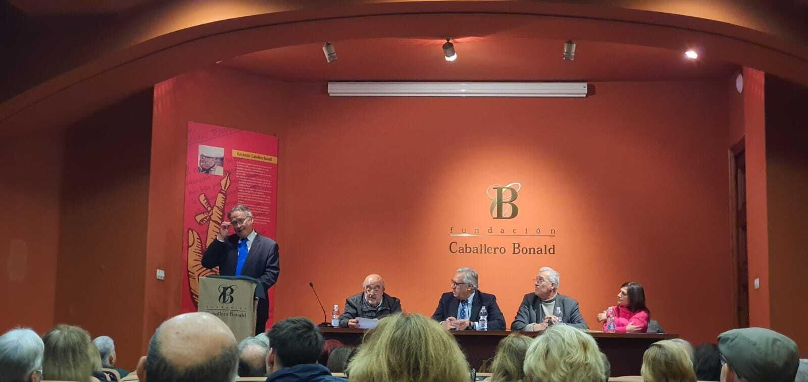 Manuel Moure, leyendo el poema premiado en el XXV Certamen Literario 'Glosa Poética Navideña'.