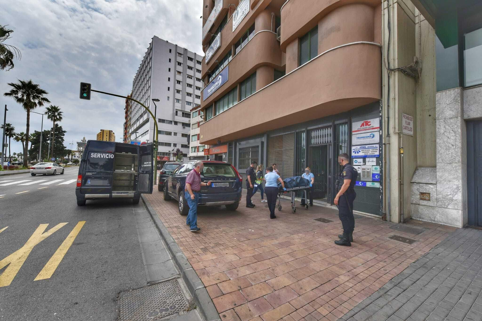 Traslado del cadáver de 'Carli' al Instituto Anatómico Forense.