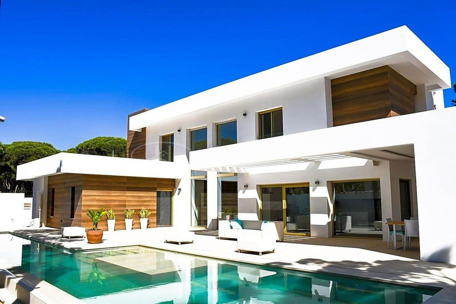 El lujoso chalet en venta en la playa de La Barrosa en Chiclana