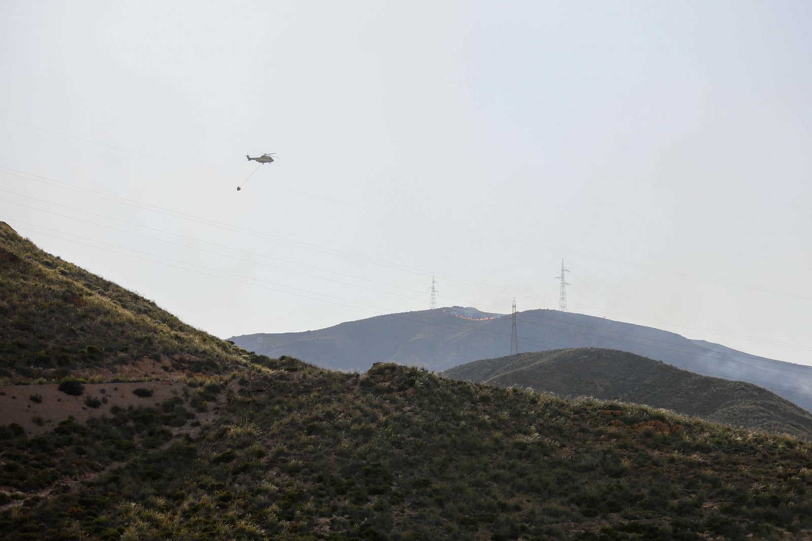 Las imágenes del incendio forestal que avanza en la sierra de Huércal