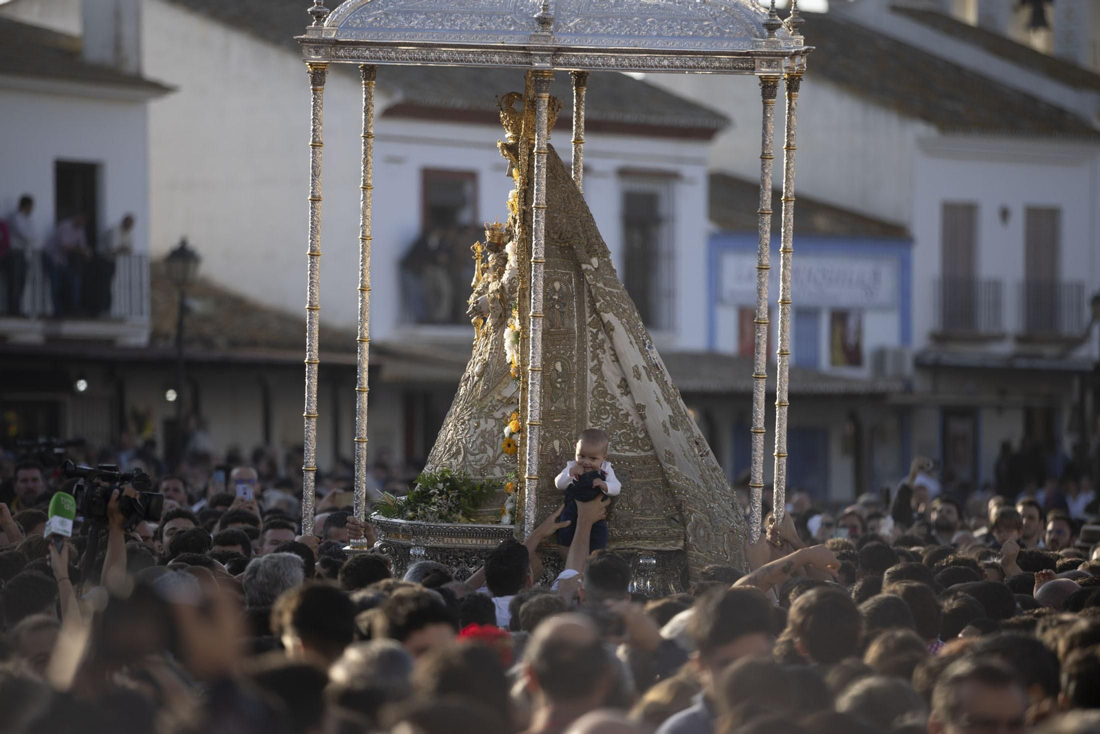 El Rocío 2023: Todas las imágenes de la procesión de la Virgen en la aldea
