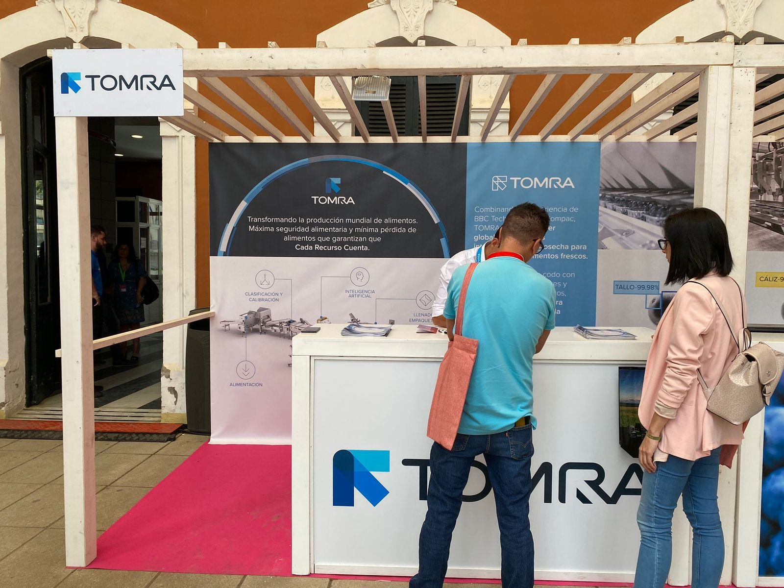 Más de medio centenar de empresas participan en el Congreso de Frutos Rojos