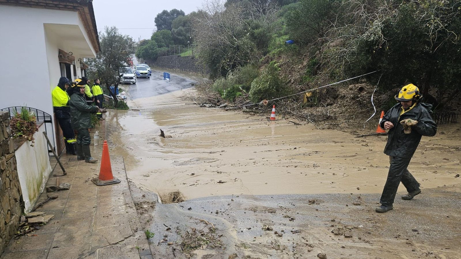 Una de las muchas calles afectadas en Jimena por el temporal de la borrasca Leonardo.