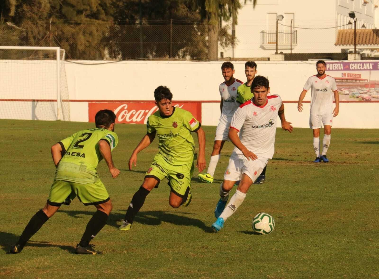 Crespo controla el balón mientras busca un pasillo por el que avanzar.